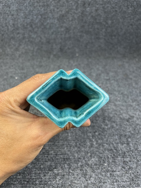 古玩陶瓷孔雀藍釉暗刻花卉紋雙聯瓶真品鑒賞圖