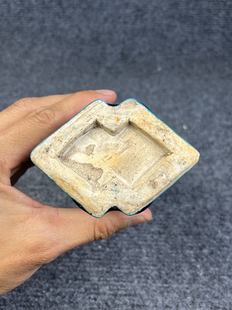 古玩陶瓷孔雀藍釉暗刻花卉紋雙聯瓶真品鑒賞圖