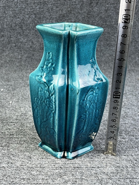 古玩陶瓷孔雀藍釉暗刻花卉紋雙聯瓶真品鑒賞圖