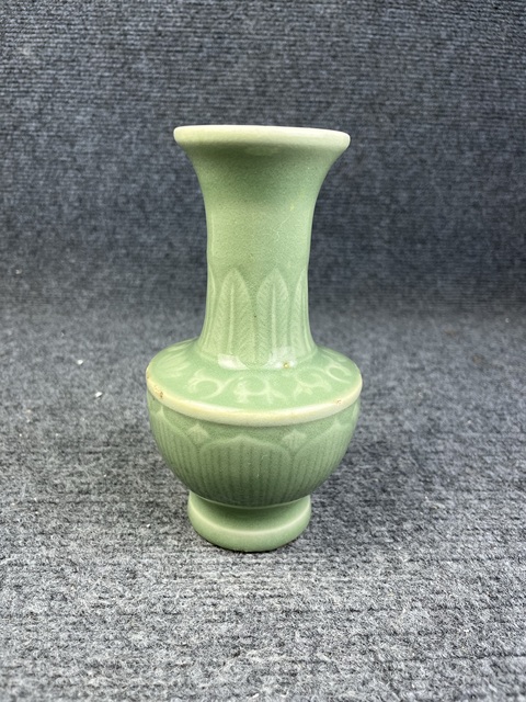 古玩陶瓷青釉暗刻花卉紋賞瓶真品鑒賞圖