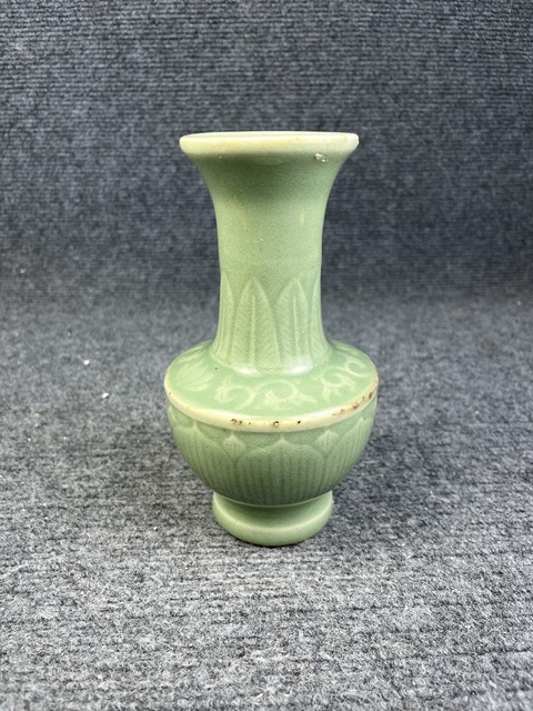 古玩陶瓷青釉暗刻花卉紋賞瓶真品鑒賞圖