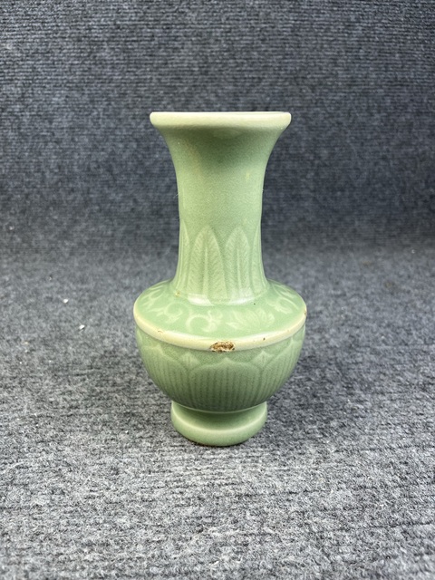古玩陶瓷青釉暗刻花卉紋賞瓶真品鑒賞圖