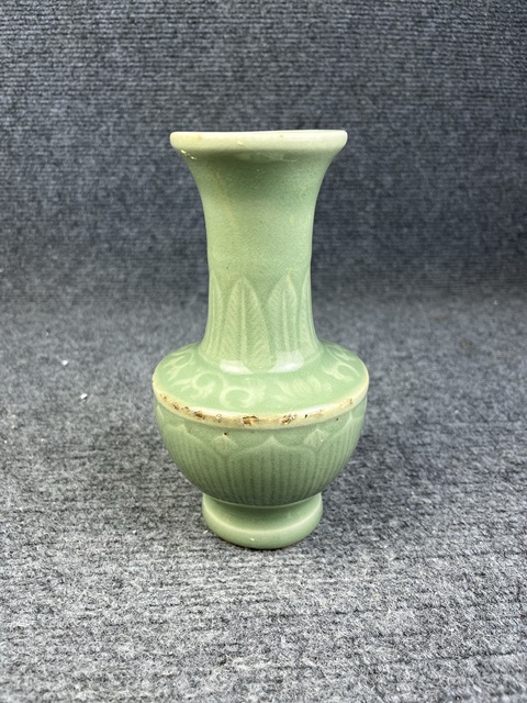 古玩陶瓷青釉暗刻花卉紋賞瓶真品鑒賞圖