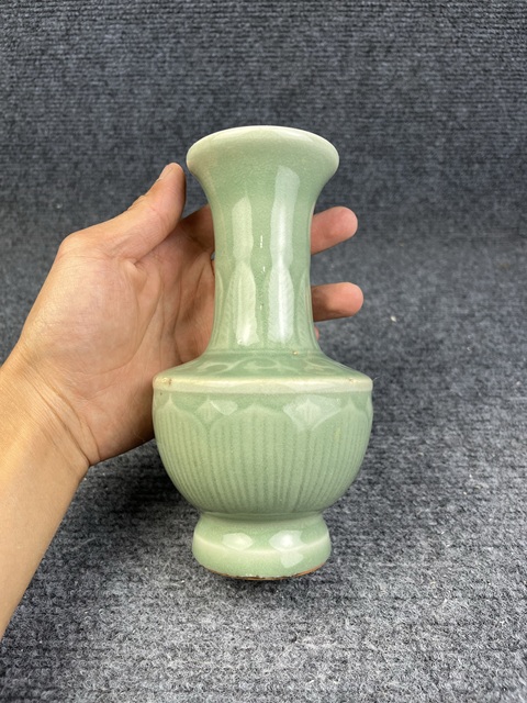 古玩陶瓷青釉暗刻花卉紋賞瓶真品鑒賞圖