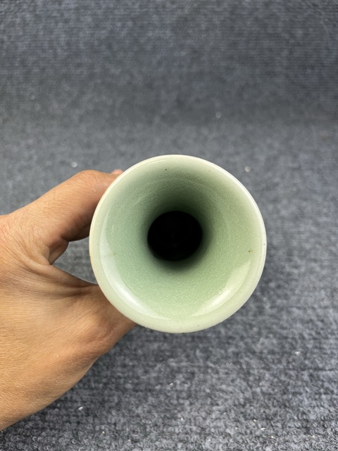 古玩陶瓷青釉暗刻花卉紋賞瓶真品鑒賞圖