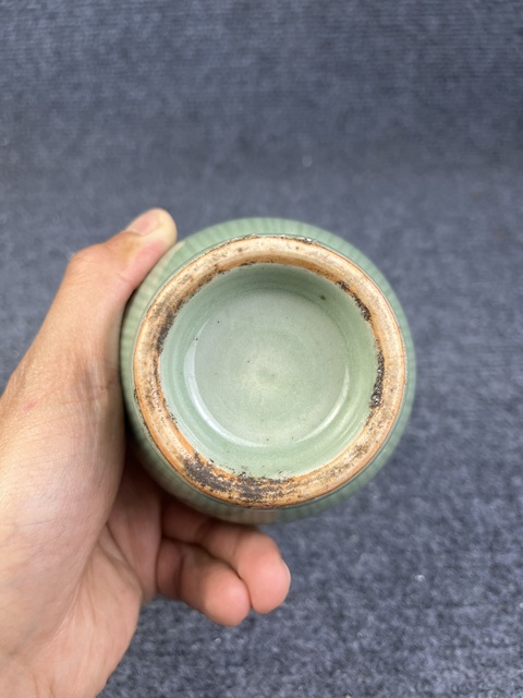 古玩陶瓷青釉暗刻花卉紋賞瓶真品鑒賞圖