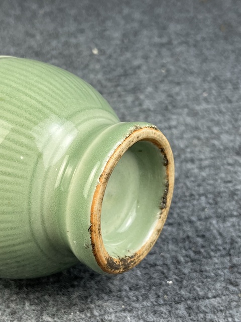 古玩陶瓷青釉暗刻花卉紋賞瓶真品鑒賞圖