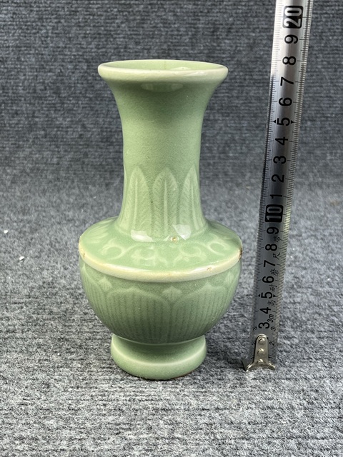古玩陶瓷青釉暗刻花卉紋賞瓶真品鑒賞圖