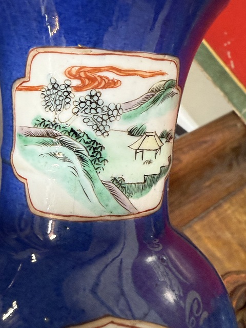 古玩陶瓷灑藍釉開光五彩觀音瓶真品鑒賞圖