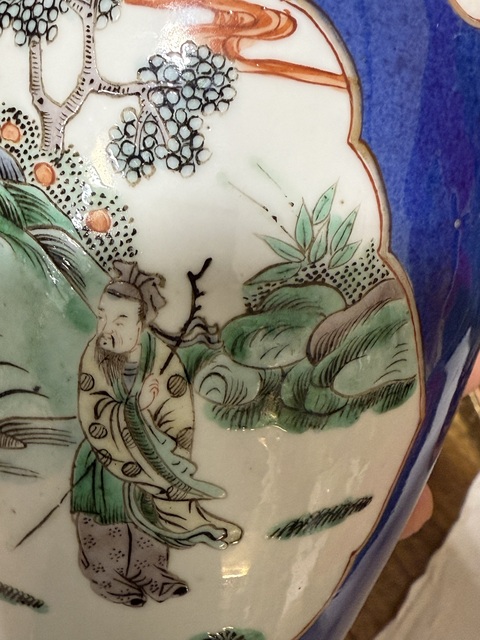 古玩陶瓷灑藍釉開光五彩觀音瓶真品鑒賞圖