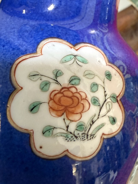古玩陶瓷灑藍釉開光五彩觀音瓶真品鑒賞圖