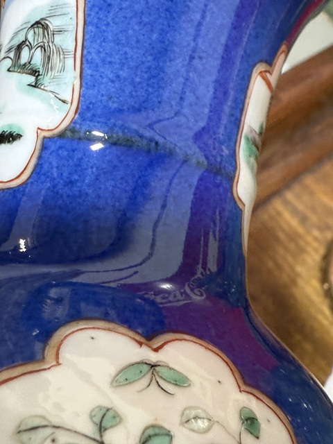 古玩陶瓷灑藍釉開光五彩觀音瓶真品鑒賞圖