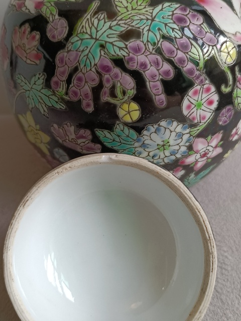 古玩陶瓷墨地粉彩花卉紋蓋罐拍賣,當前價格299元