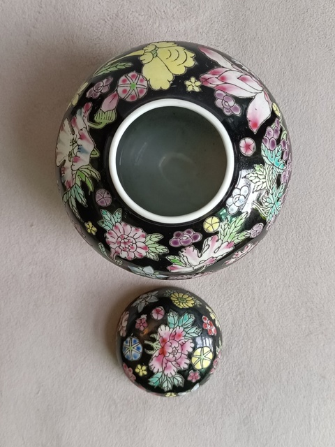 古玩陶瓷墨地粉彩花卉紋蓋罐拍賣,當前價格299元