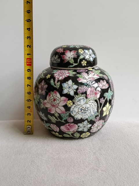 古玩陶瓷墨地粉彩花卉紋蓋罐拍賣,當前價格299元