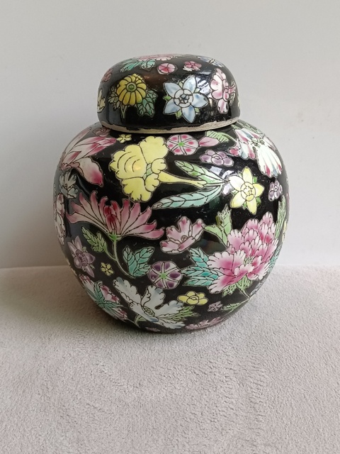 古玩陶瓷墨地粉彩花卉紋蓋罐拍賣,當前價格299元