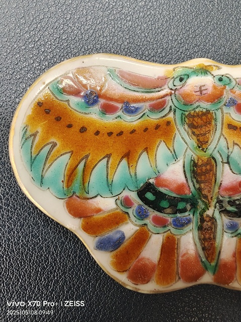 古玩陶瓷粉彩蝴蝶蓋盒真品鑒賞圖