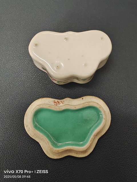 古玩陶瓷粉彩蝴蝶蓋盒真品鑒賞圖