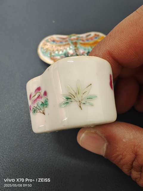 古玩陶瓷粉彩蝴蝶蓋盒真品鑒賞圖