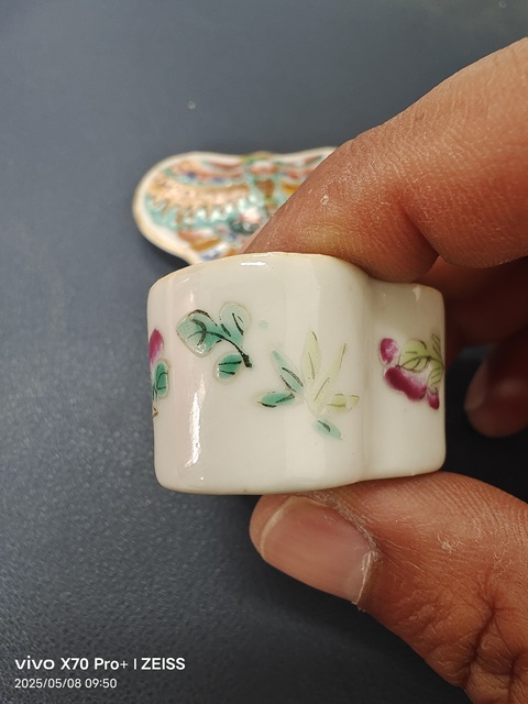 古玩陶瓷粉彩蝴蝶蓋盒真品鑒賞圖