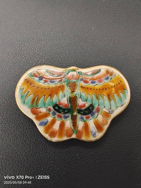 古玩陶瓷粉彩蝴蝶蓋盒真品鑒賞圖