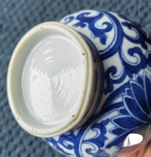 古玩陶瓷青花纏枝蓮紋弦紋瓶，疑似有修真品鑒賞圖