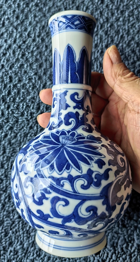 古玩陶瓷青花纏枝蓮紋弦紋瓶，疑似有修真品鑒賞圖