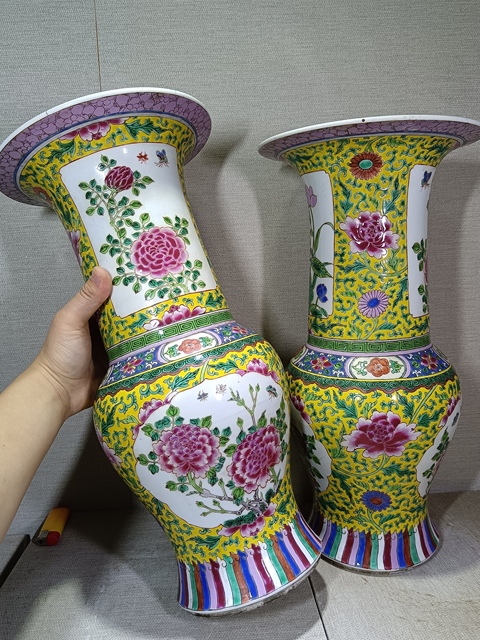 古玩陶瓷粉彩纏枝花卉開窗花鳥紋花觚一對真品鑒賞圖