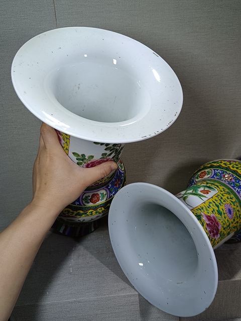 古玩陶瓷粉彩纏枝花卉開窗花鳥紋花觚一對真品鑒賞圖
