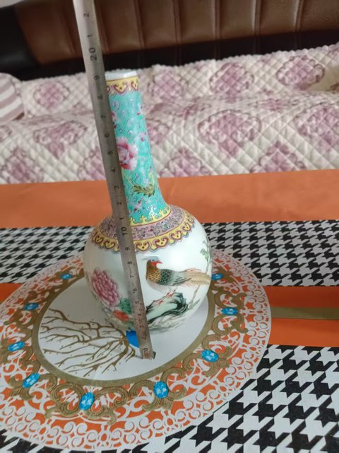 古玩陶瓷粉彩雉雞牡丹圖天球瓶真品鑒賞圖
