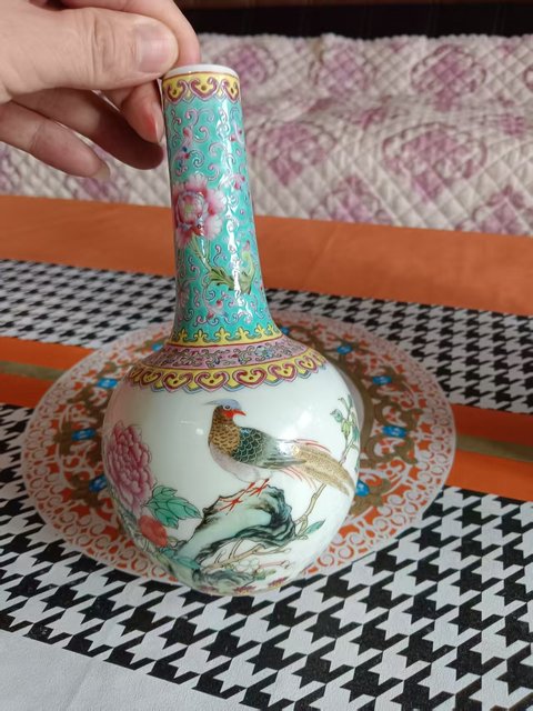 古玩陶瓷粉彩雉雞牡丹圖天球瓶真品鑒賞圖