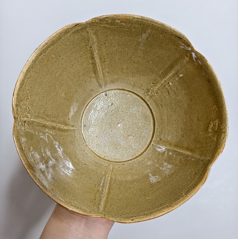 古玩陶瓷五代?越窯青釉出筋花口碗拍賣，當前價格3888元