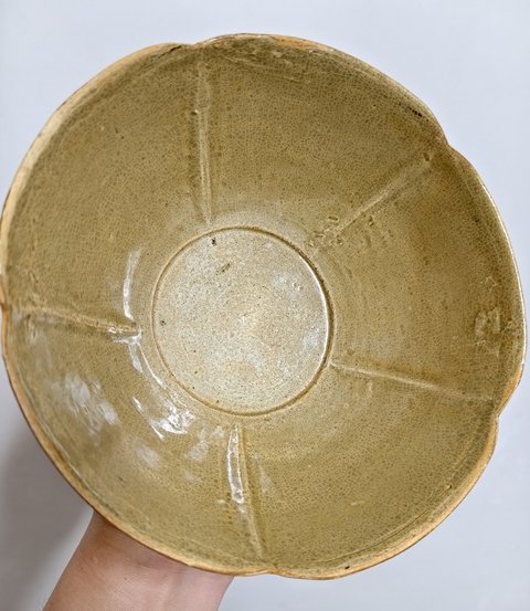 古玩陶瓷五代?越窯青釉出筋花口碗拍賣，當前價格3888元