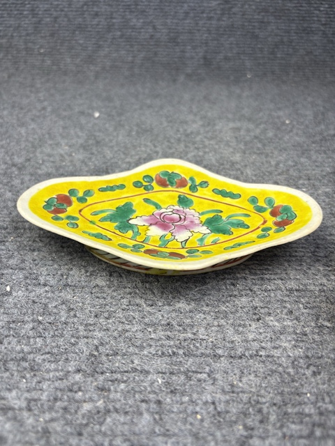 古玩陶瓷黃地粉彩花卉紋供盤(pán)拍賣(mài)，當(dāng)前價(jià)格0元