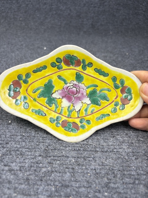 古玩陶瓷黃地粉彩花卉紋供盤(pán)拍賣(mài)，當(dāng)前價(jià)格0元