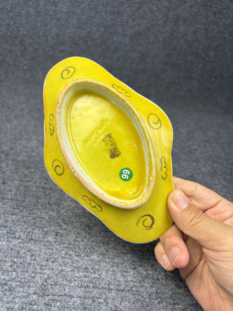 古玩陶瓷黃地粉彩花卉紋供盤(pán)拍賣(mài)，當(dāng)前價(jià)格0元