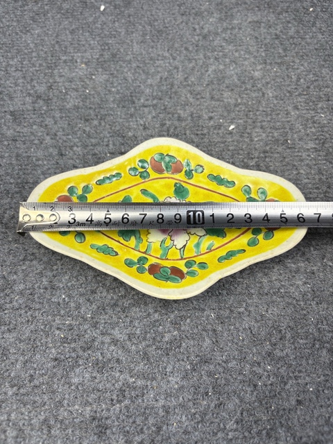 古玩陶瓷黃地粉彩花卉紋供盤(pán)拍賣(mài)，當(dāng)前價(jià)格0元