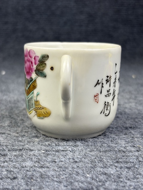 古玩陶瓷淺降彩博古花卉紋把杯拍賣，當前價格1288元