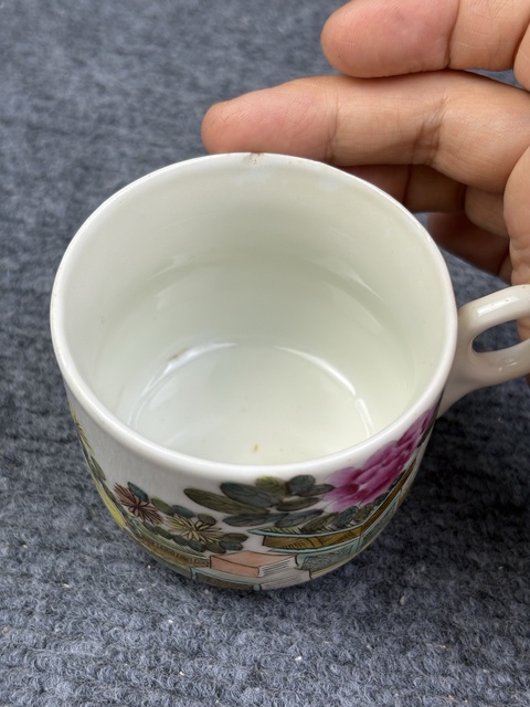 古玩陶瓷淺降彩博古花卉紋把杯拍賣，當前價格1288元