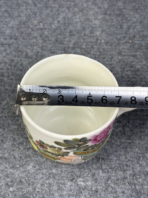 古玩陶瓷淺降彩博古花卉紋把杯拍賣，當前價格1288元