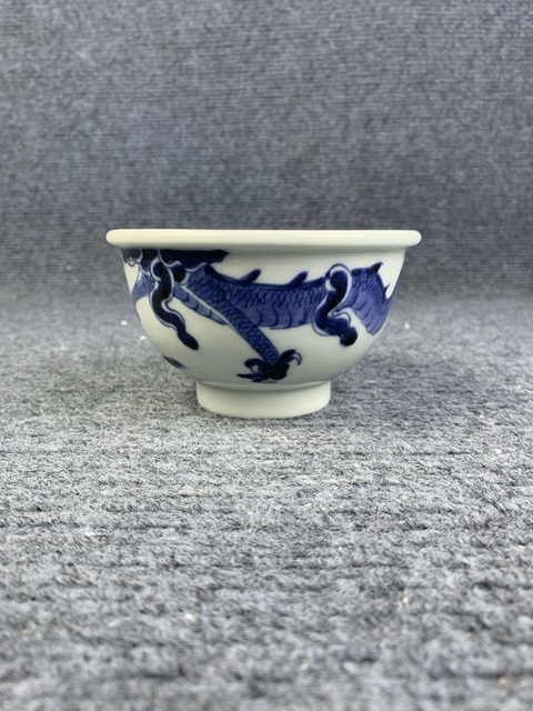 古玩陶瓷十九世紀`青花過墻龍紋碗(日本)拍賣,當前價格688元