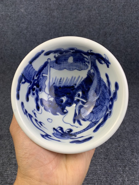 古玩陶瓷十九世紀`青花過墻龍紋碗(日本)拍賣,當前價格688元