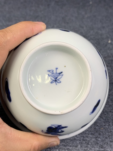 古玩陶瓷十九世紀`青花過墻龍紋碗(日本)拍賣,當前價格688元