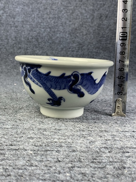 古玩陶瓷十九世紀`青花過墻龍紋碗(日本)拍賣,當前價格688元