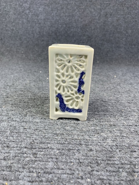古玩陶瓷鏤空花卉紋筆筒拍賣，當(dāng)前價(jià)格0元