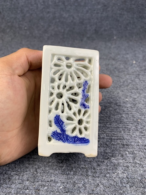 古玩陶瓷鏤空花卉紋筆筒拍賣，當(dāng)前價(jià)格0元