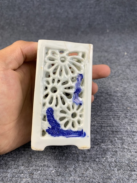 古玩陶瓷鏤空花卉紋筆筒拍賣，當(dāng)前價(jià)格0元