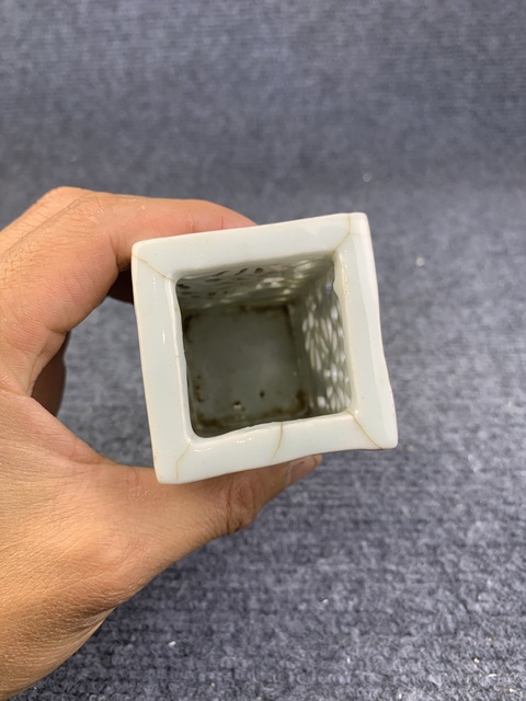 古玩陶瓷鏤空花卉紋筆筒拍賣，當(dāng)前價(jià)格0元