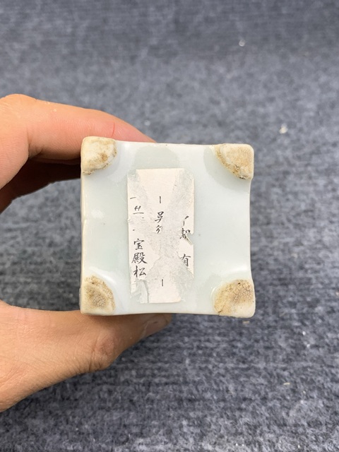 古玩陶瓷鏤空花卉紋筆筒拍賣，當(dāng)前價(jià)格0元