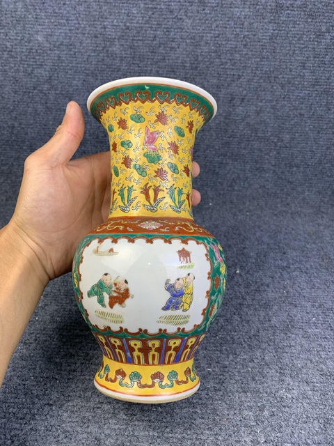 古玩陶瓷粉彩開窗嬰戲紋賞瓶拍賣，當前價格138元